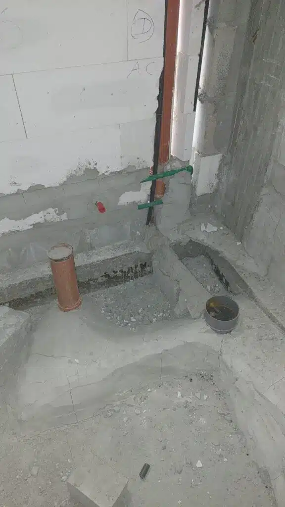 أدوات وخامات سباكة يستخدمها فني صحي في الكويت