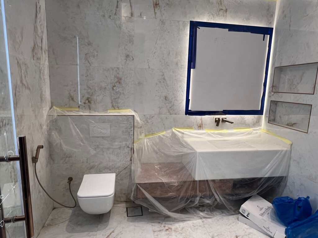 فني سباكة يقوم بصيانة مضخة مياه وسخان كهربائي باستخدام أدوات يدوية دقيقة