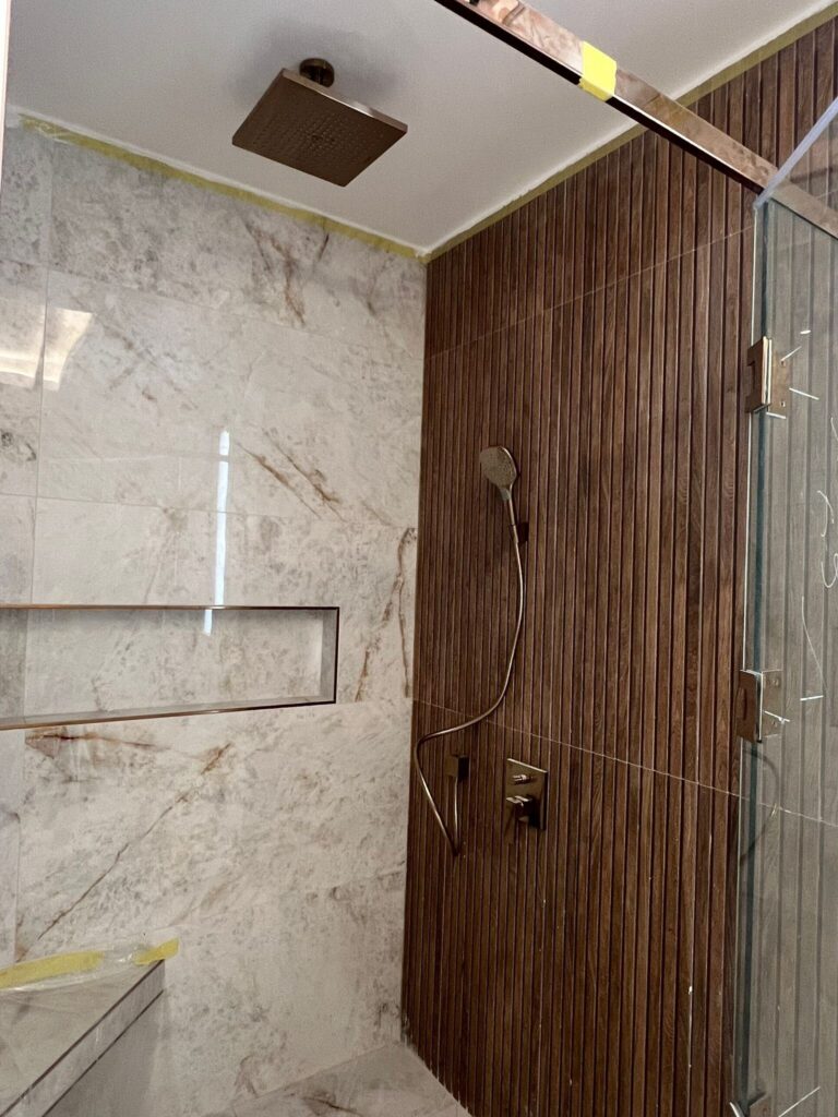 فني سباكة طوارئ يصلح أنبوب مياه مكسور يتدفق منه الماء بقوة باستخدام معدات احترافية