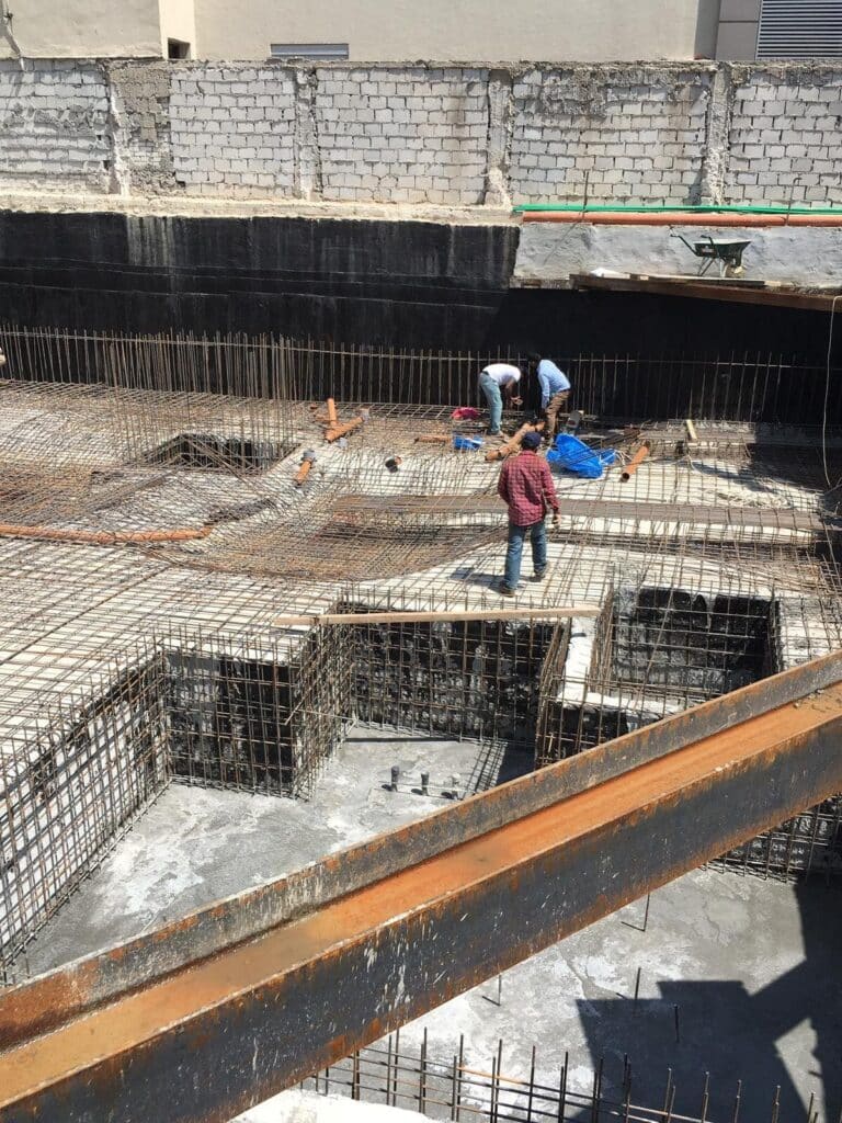 سيارة فني صحي مجهزة بالكامل تنطلق بسرعة في شوارع الكويت ليلاً لتقديم خدمات السباكة الطارئة